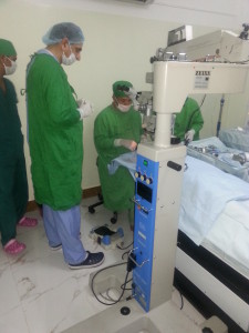 Hawkes Bay Retinal Surgical Consultant Dr. Muhammad Khalid in hands-on training